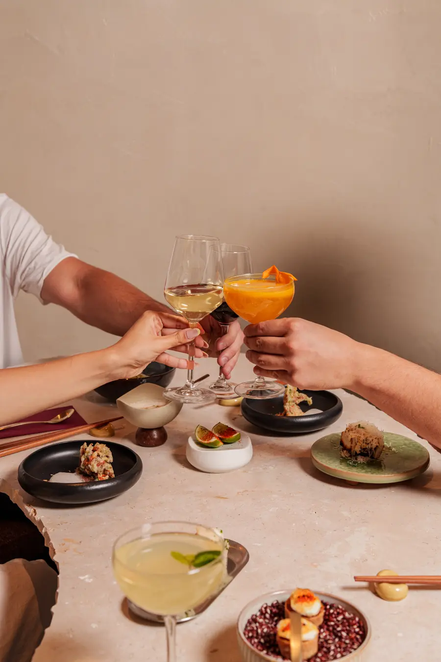 Dos copas brindando sobre la mesa de Santoku