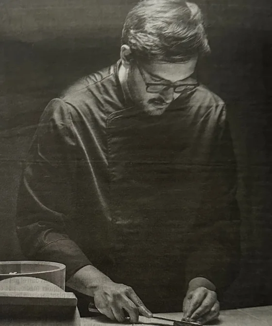 Gabriel Suárez trabajando en la barra, en la foto publicada por La Razón